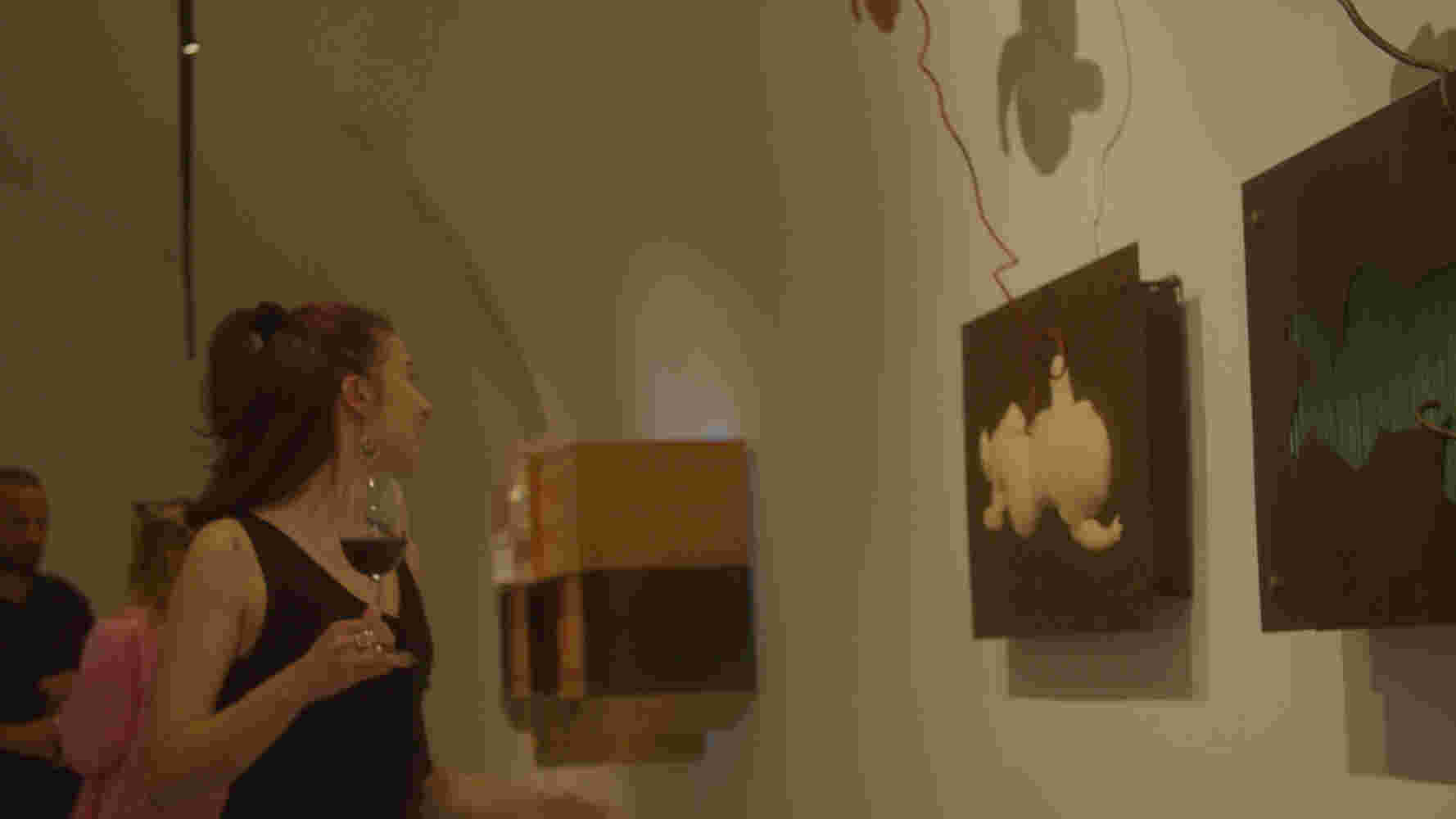 Art experience and wine tasting in Mati art gallery, Santorini