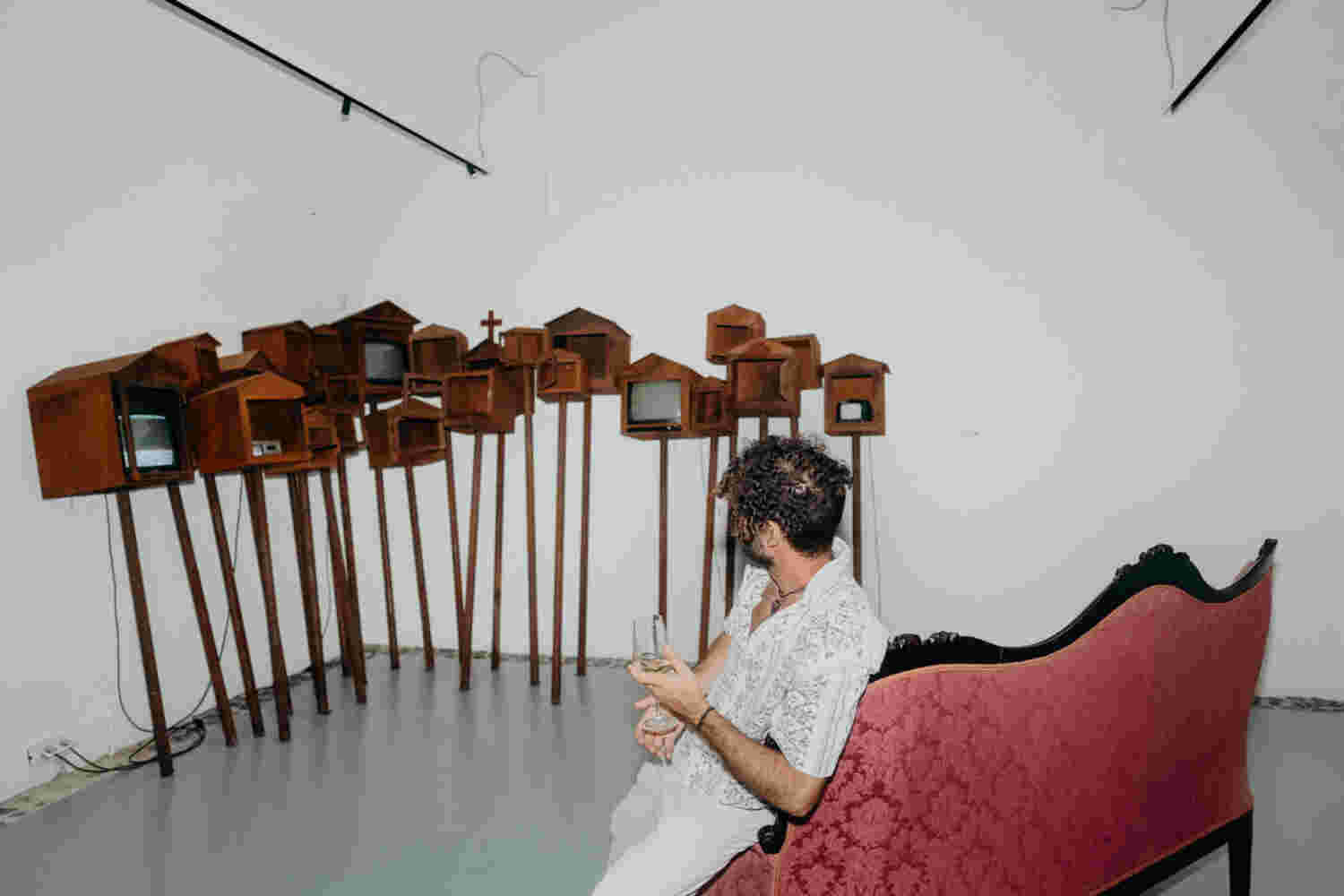 Sensorial experience: wine tasting and art exhibition Santorini