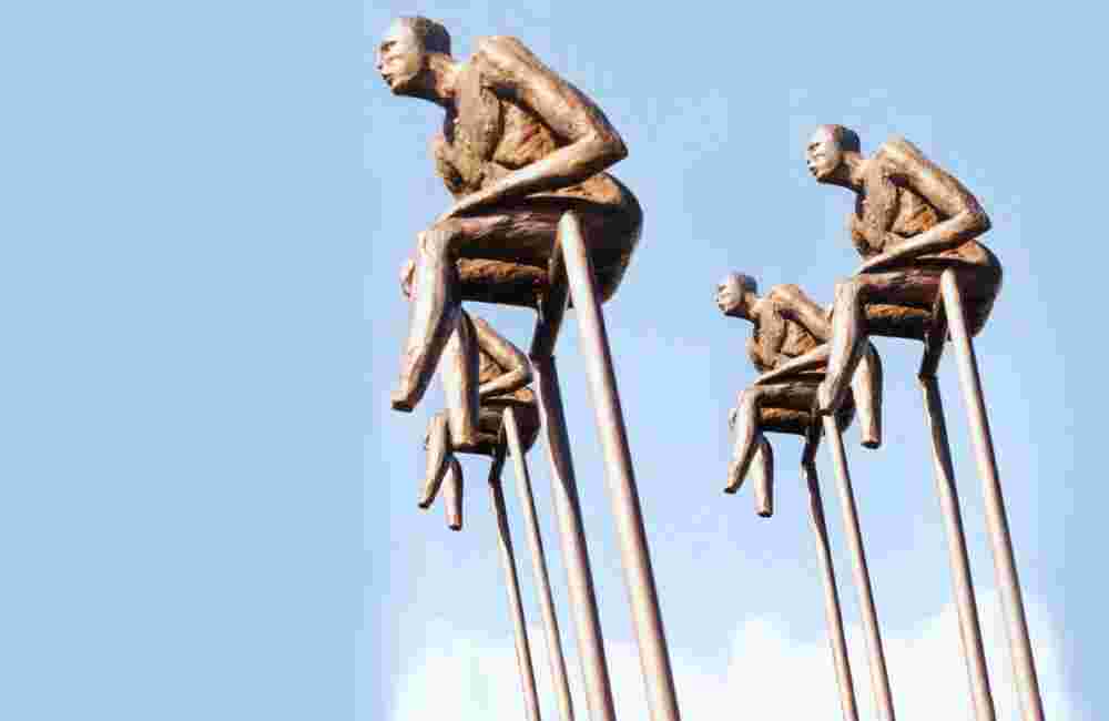 Human sculptures on a pole made of bronze